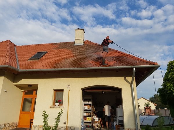 Tetőmosás hódfarkú kerámia cseréppel borított tetőn.