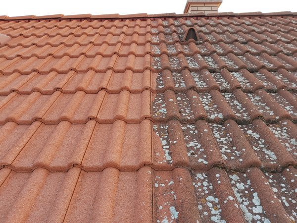 Tetőmosás Pilisvörösváron munka közben.