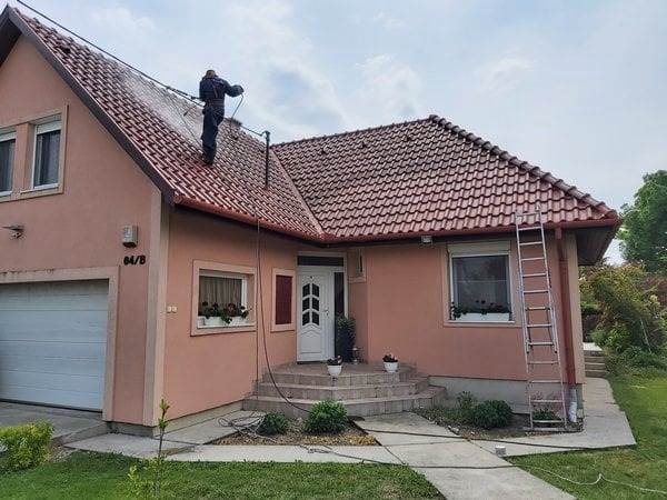 Tetőmosás Vecsésen munka közben.